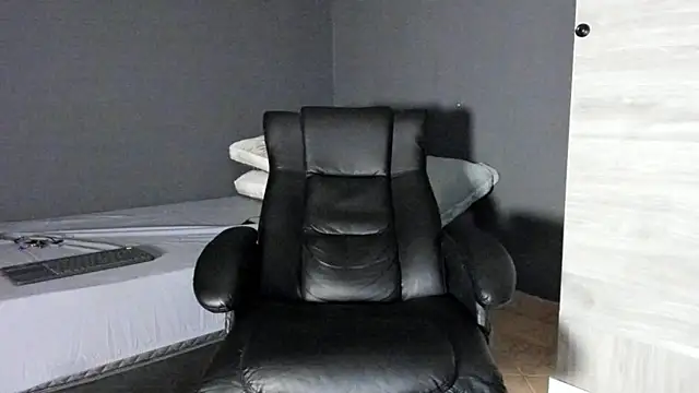 Snapshot of Brock_hurn1 chatting on December 16, 1:10 am Brock hurn1 online show from December 16, 1:10 am