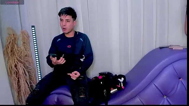 Yourslust  online show from December 4, 8:08 pm