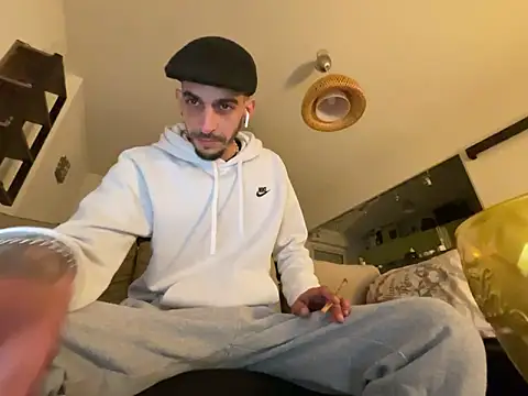 Snapshot of Rebeu313 chatting on March 4, 10:16 pm Rebeu313 online show from March 4, 10:16 pm