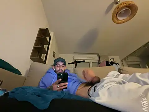 Snapshot of Rebeu313 chatting on February 22, 12:49 am Rebeu313 online show from February 22, 12:49 am