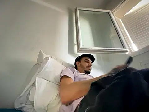 Snapshot of Rebeu313 chatting on November 12, 10:30 am Rebeu313 online show from November 12, 10:30 am