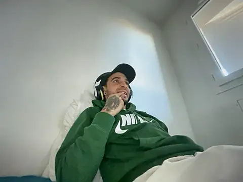 Snapshot of Rebeu313 chatting on November 18, 10:29 am Rebeu313 online show from November 18, 10:29 am