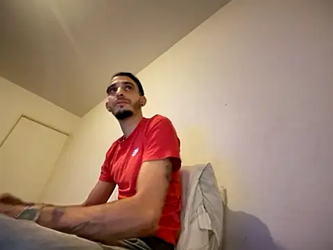 Snapshot of Rebeu313 chatting on December 4, 2:21 am Rebeu313 online show from December 4, 2:21 am