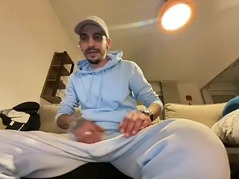 Snapshot of Rebeu313 chatting on February 18, 1:32 am Rebeu313 online show from February 18, 1:32 am