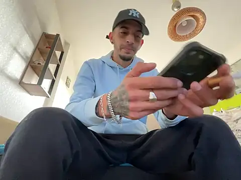 Snapshot of Rebeu313 chatting on March 12, 1:40 pm Rebeu313 online show from March 12, 1:40 pm