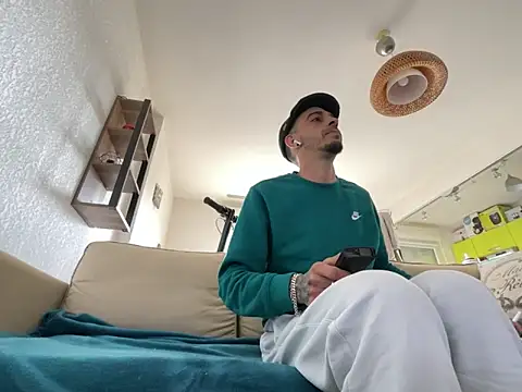 Snapshot of Rebeu313 chatting on March 10, 10:28 am Rebeu313 online show from March 10, 10:28 am