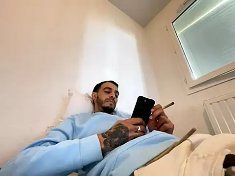 Snapshot of Rebeu313 chatting on October 5, 11:01 am Rebeu313 online show from October 5, 11:01 am