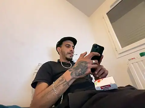 Snapshot of Rebeu313 chatting on October 16, 9:34 pm Rebeu313 online show from October 16, 9:34 pm