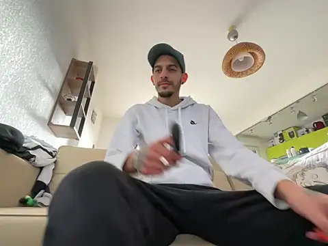 Snapshot of Rebeu313 chatting on February 14, 2:33 pm Rebeu313 online show from February 14, 2:33 pm