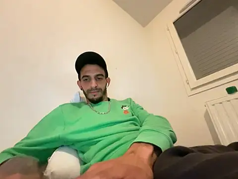 Snapshot of Rebeu313 chatting on October 9, 10:43 pm Rebeu313 online show from October 9, 10:43 pm