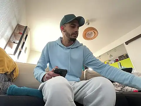 Snapshot of Rebeu313 chatting on January 15, 2:35 pm Rebeu313 online show from January 15, 2:35 pm