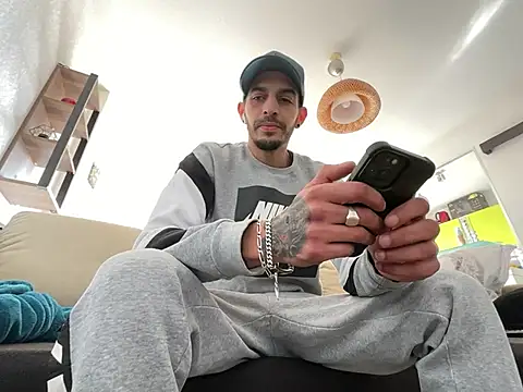 Snapshot of Rebeu313 chatting on February 15, 1:38 pm Rebeu313 online show from February 15, 1:38 pm