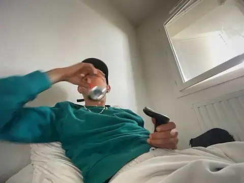 Snapshot of Rebeu313 chatting on November 15, 2:10 pm Rebeu313 online show from November 15, 2:10 pm