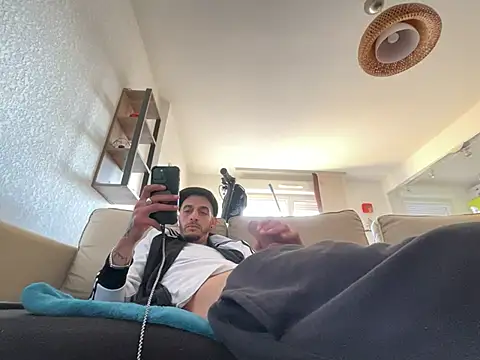 Snapshot of Rebeu313 chatting on March 2, 4:58 pm Rebeu313 online show from March 2, 4:58 pm