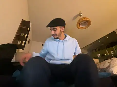 Snapshot of Rebeu313 chatting on February 11, 10:07 pm Rebeu313 online show from February 11, 10:07 pm