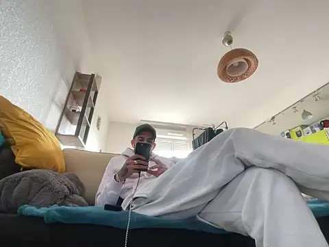 Snapshot of Rebeu313 chatting on January 16, 1:58 pm Rebeu313 online show from January 16, 1:58 pm