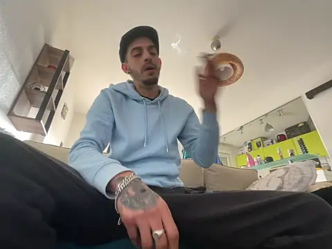 Snapshot of Rebeu313 chatting on February 11, 12:47 pm Rebeu313 online show from February 11, 12:47 pm