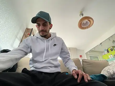 Snapshot of Rebeu313 chatting on February 13, 2:52 pm Rebeu313 online show from February 13, 2:52 pm