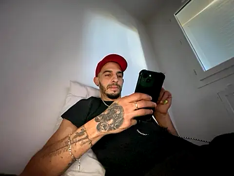 Snapshot of Rebeu313 chatting on November 27, 9:21 am Rebeu313 online show from November 27, 9:21 am