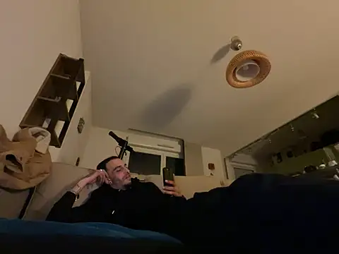 Snapshot of Rebeu313 chatting on March 16, 1:07 am Rebeu313 online show from March 16, 1:07 am