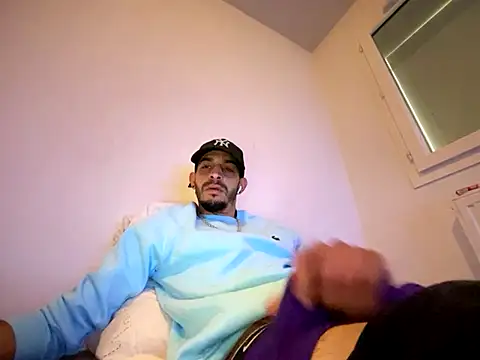 Snapshot of Rebeu313 chatting on October 21, 9:30 am Rebeu313 online show from October 21, 9:30 am