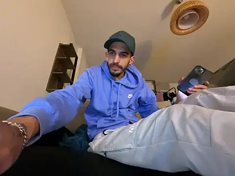 Snapshot of Rebeu313 chatting on February 21, 6:37 pm Rebeu313 online show from February 21, 6:37 pm