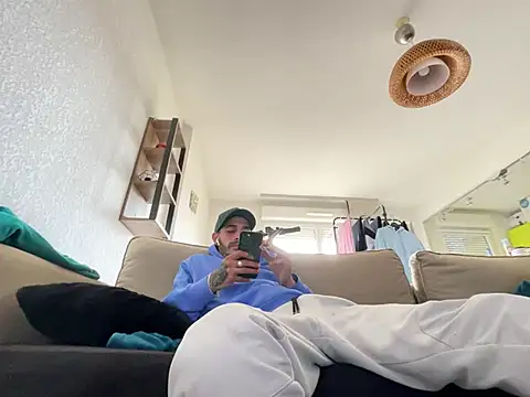 Snapshot of Rebeu313 chatting on February 22, 12:08 pm Rebeu313 online show from February 22, 12:08 pm