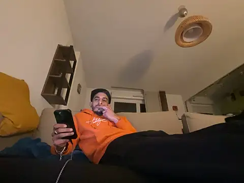 Snapshot of Rebeu313 chatting on January 27, 8:17 pm Rebeu313 online show from January 27, 8:17 pm