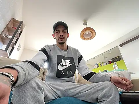 Snapshot of Rebeu313 chatting on February 16, 10:54 am Rebeu313 online show from February 16, 10:54 am