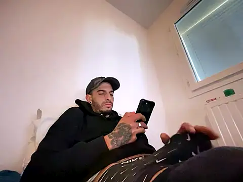 Snapshot of Rebeu313 chatting on October 18, 11:01 am Rebeu313 online show from October 18, 11:01 am