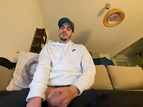 Snapshot of Rebeu313 chatting on February 14, 11:31 pm Rebeu313 online show from February 14, 11:31 pm