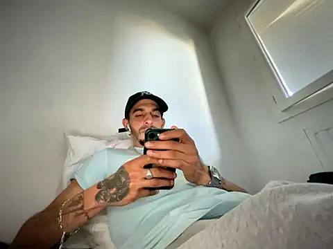 Snapshot of Rebeu313 chatting on November 10, 11:37 am Rebeu313 online show from November 10, 11:37 am