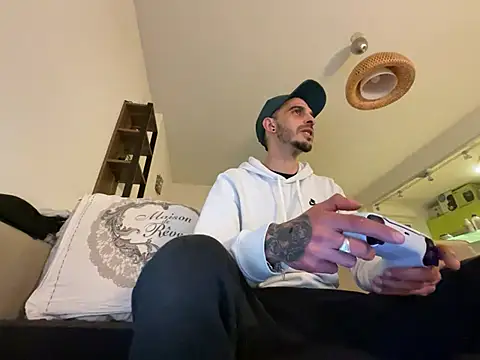 Snapshot of Rebeu313 chatting on February 14, 8:26 pm Rebeu313 online show from February 14, 8:26 pm