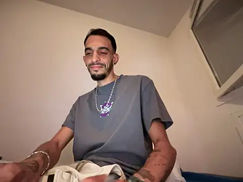 Snapshot of Rebeu313 chatting on September 15, 7:25 pm Rebeu313 online show from September 15, 7:25 pm