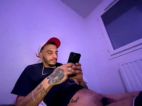 Snapshot of Rebeu313 chatting on November 25, 11:05 pm Rebeu313 online show from November 25, 11:05 pm