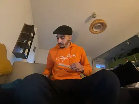 Snapshot of Rebeu313 chatting on January 27, 5:15 pm Rebeu313 online show from January 27, 5:15 pm