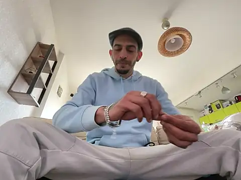 Snapshot of Rebeu313 chatting on March 13, 10:47 am Rebeu313 online show from March 13, 10:47 am