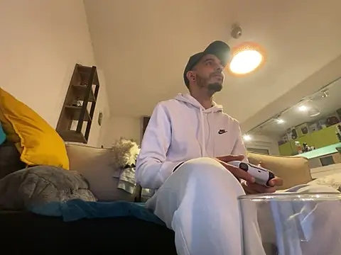 Snapshot of Rebeu313 chatting on January 16, 8:25 pm Rebeu313 online show from January 16, 8:25 pm