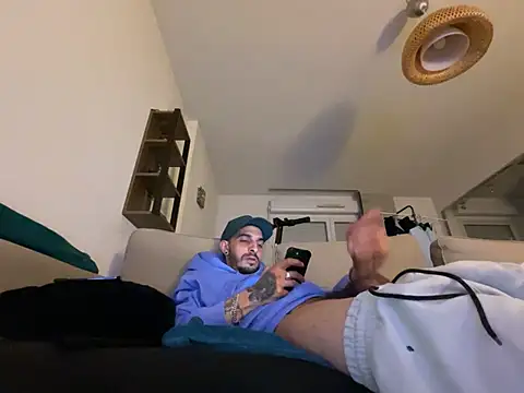 Snapshot of Rebeu313 chatting on February 21, 9:43 pm Rebeu313 online show from February 21, 9:43 pm