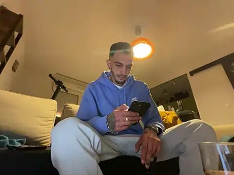 Snapshot of Rebeu313 chatting on February 26, 4:19 am Rebeu313 online show from February 26, 4:19 am