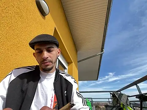 Snapshot of Rebeu313 chatting on March 2, 1:53 pm Rebeu313 online show from March 2, 1:53 pm