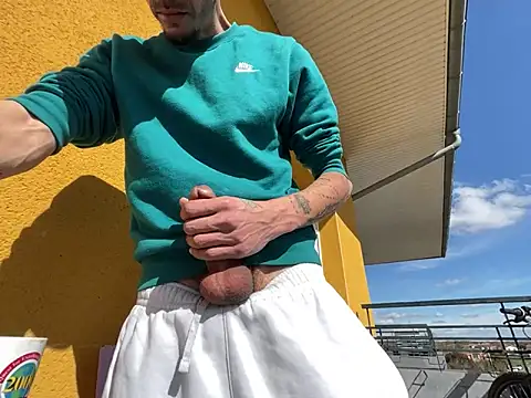 Snapshot of Rebeu313 chatting on March 10, 1:32 pm Rebeu313 online show from March 10, 1:32 pm