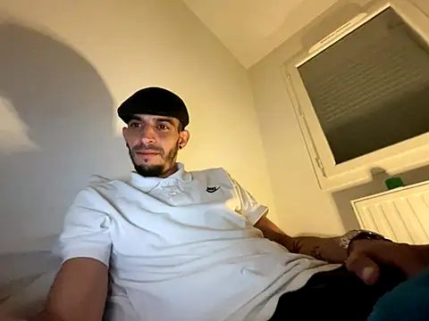 Snapshot of Rebeu313 chatting on October 8, 3:19 am Rebeu313 online show from October 8, 3:19 am