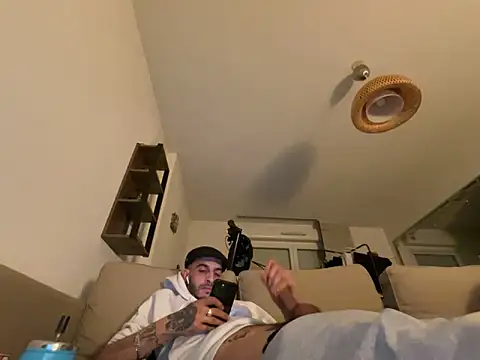 Snapshot of Rebeu313 chatting on March 5, 1:21 am Rebeu313 online show from March 5, 1:21 am