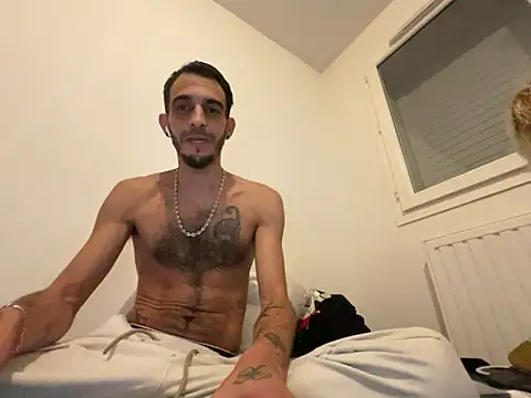 Snapshot of Rebeu313 chatting on October 5, 11:06 pm Rebeu313 online show from October 5, 11:06 pm