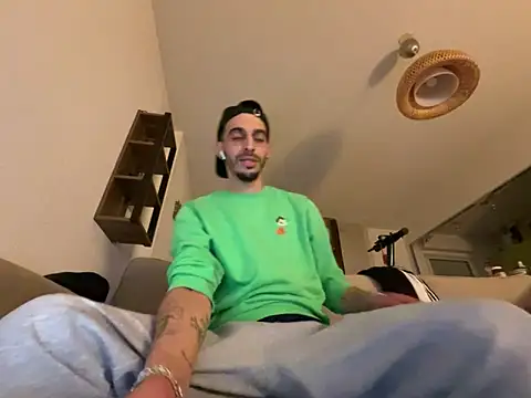 Snapshot of Rebeu313 chatting on March 17, 11:02 pm Rebeu313 online show from March 17, 11:02 pm