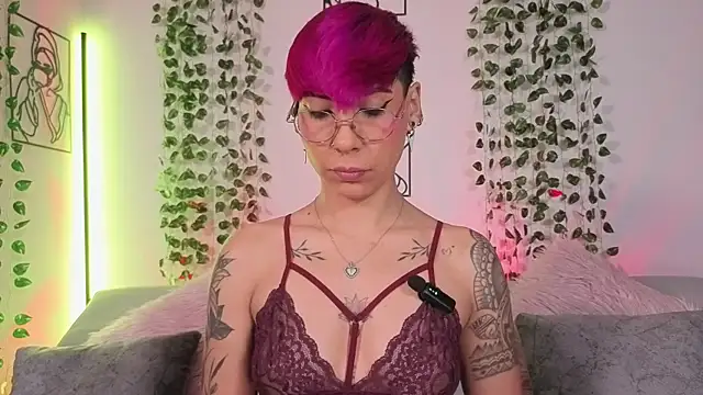 MiaMorgan  online show from April 15, 2:10 pm