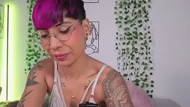 Snapshot of MiaMorgan_ chatting on May 15, 4:05 pm MiaMorgan online show from May 15, 4:05 pm