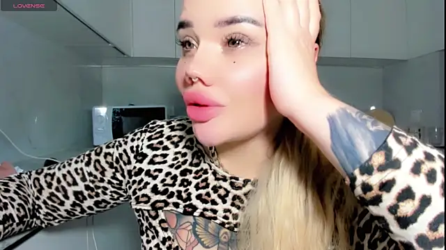 Snapshot of Aira_vi chatting on December 4, 10:57 pm Aira vi online show from December 4, 10:57 pm