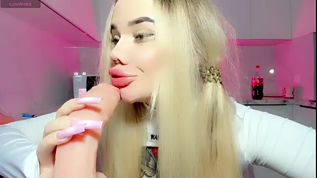 Snapshot of Aira_vi chatting on December 3, 1:36 am Aira vi online show from December 3, 1:36 am